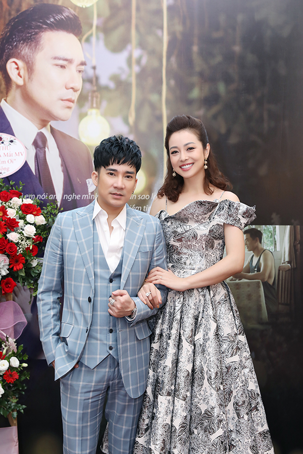 Jennifer Phạm cùng Quang Hà trong buổi ra mắt MV "Mệt rồi em ơi"
