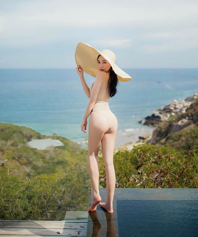 Quỳnh Thư gây chú ý vì đồ bơi màu nude mặc như không, hòa quyện trong màu da trắng sáng của chân dài.