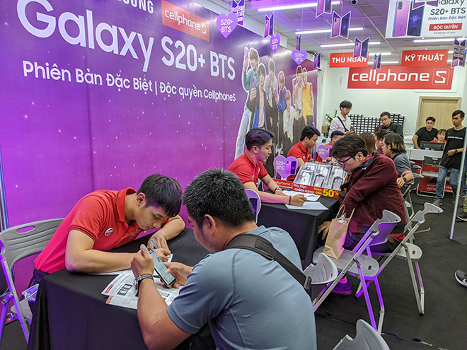 Chiêu đãi fan bằng “đêm hội” Galaxy S20+ BTS, CellphoneS đông kín người vào rạng sáng - 1