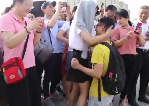 Người con sẵn sàng quỳ gối cám ơn công lao nuôi dưỡng của người mẹ.