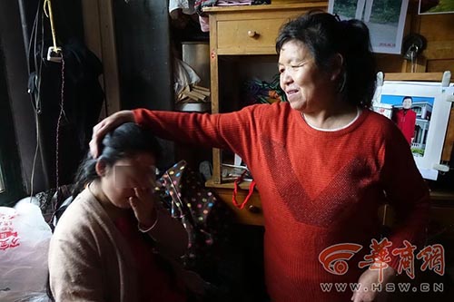 Cô bé sẵn sàng làm mọi thứ chăm sóc mẹ đang đau ốm.