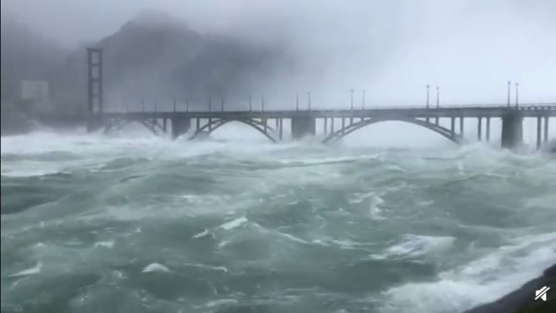 Nước dâng cao ở khu vực cây cầu gần hồ thủy điện Tân An Giang sau khi xả lũ. Ảnh: Weibo