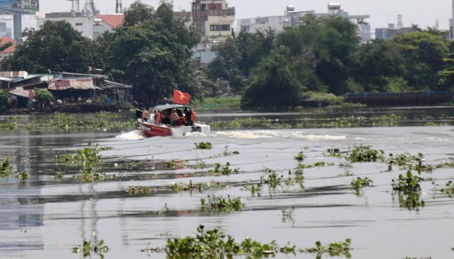 Cảnh sát dùng ca nô tìm kiếm thanh niên mất tích
