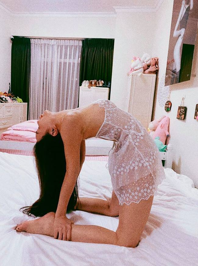 Cô tranh thủ tập yoga mọi lúc rảnh tại nhà, từ trên giường tới dưới đất... hay đi du lịch với nhiều động tác uốn dẻo siêu khó. 
