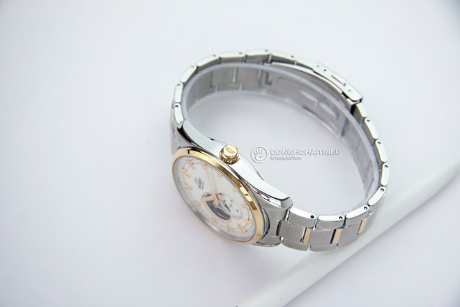 Dễ dàng nhận thấy các chi tiết trong phiên bản đồng hồ nam này đều được gia công một cách tỉ mỉ, sắc nét