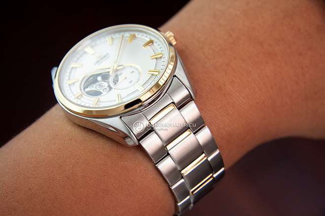 Kích thước đường kính 40.8mm cùng độ dày 11m khiến sản phẩm dễ dàng phù hợp với cổ tay nam giới Á Đông