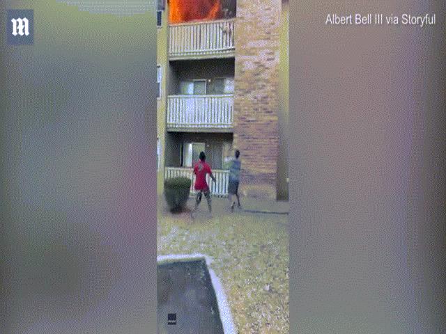 Thế giới - Video: Người đàn ông lao tới đỡ bé trai do mẹ thả xuống từ tầng 3 đang cháy ngùn ngụt