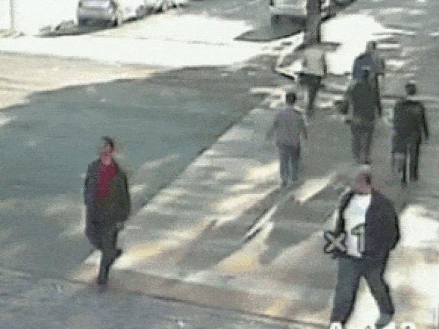 Tranh vui - Những pha "tay nhanh hơn não" giải cứu trẻ con kịp lúc