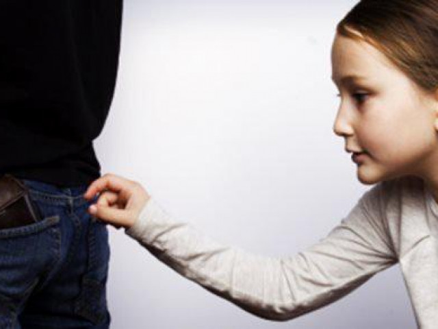 Bạn trẻ - Cuộc sống - Con ăn trộm tiền lần đầu, bố mẹ xử lý thế nào?