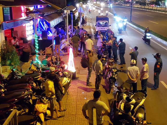 Lực lượng chức năng phường 1, quận Gò Vấp kiểm tra, xử lý các quán nhậu vi phạm trên đường Phạm Văn Đồng tối 8-7. Ảnh: T.SANG