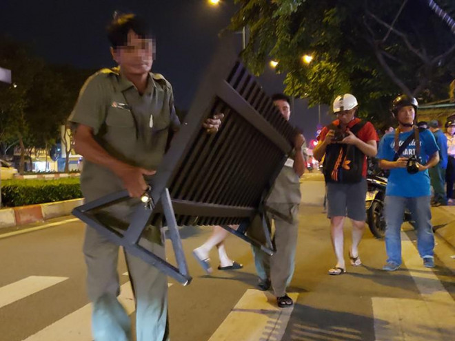 Vật dụng lấn chiếm vỉa hè bị lực lượng chức năng tạm giữ. Ảnh: T.SANG