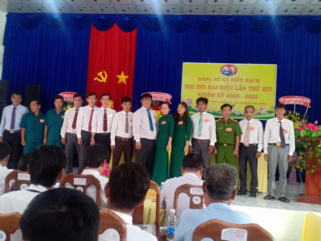 Phông chào mừng đại hội Đảng bộ xã Biển Bach màu vàng bị cho là sai quy định