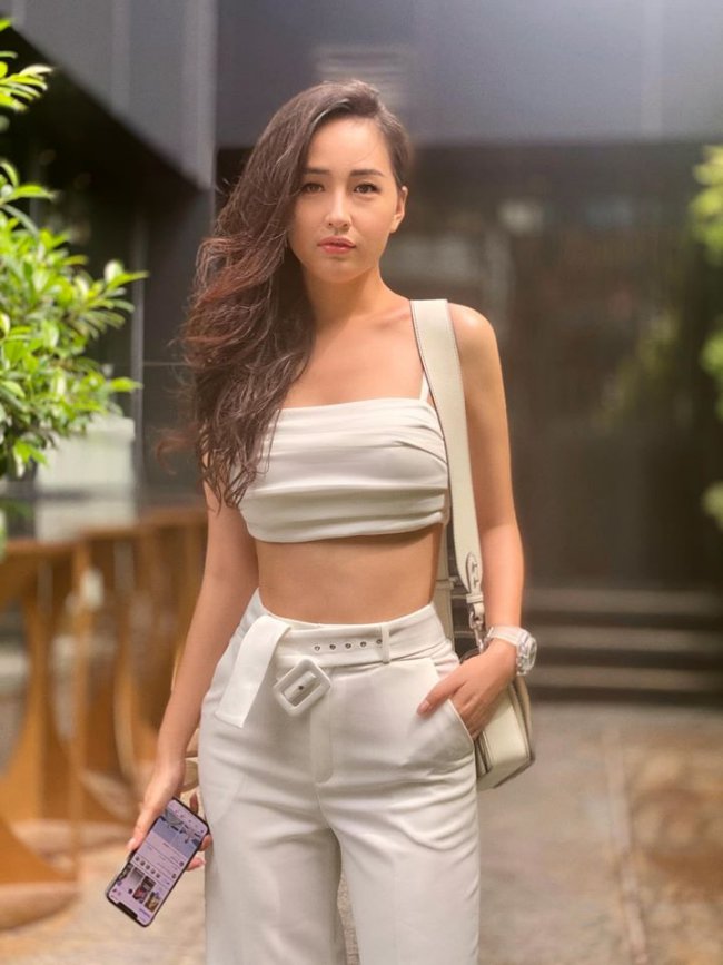Ngoài việc đầu tư vào các công ty, Mai Phương Thúy còn sở hữu nhiều nhà hàng tại trung tâm TP.HCM chuyên phục vụ các món ăn Á, Âu, có không ít bất động sản đắt đỏ ở hai thành phố lớn là Sài Gòn và Hà Nội.&nbsp;Đồng thời, Hoa hậu còn làm chủ một công ty nhỏ với khoảng 40 nhân viên, hoạt động kinh doanh đa ngành.
