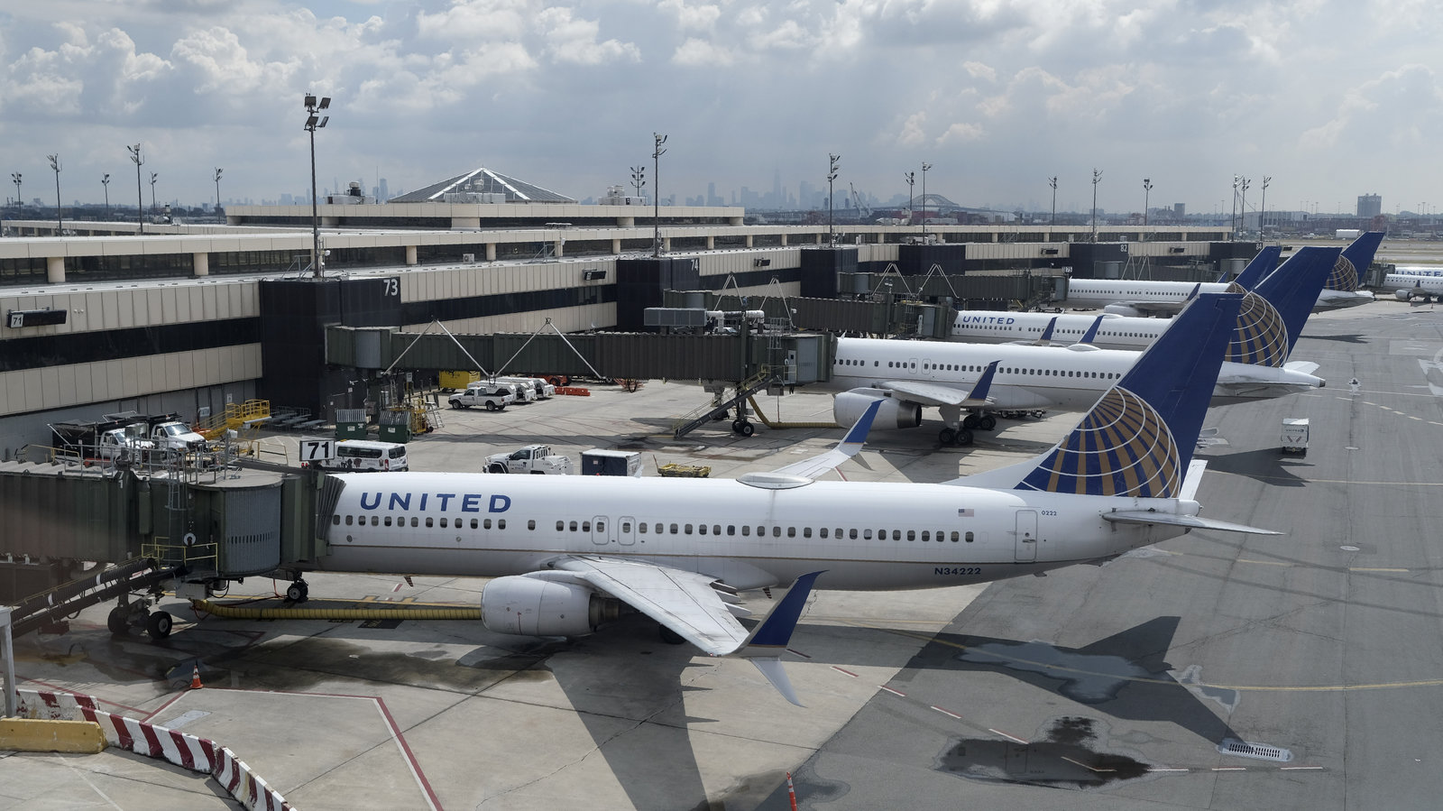Các máy bay của United Airlines nằm chờ tại cảng hàng không Newark Liberty International (Nguồn: NPR)