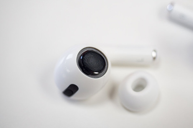 Apple bỏ tai nghe trong hộp iPhone 12: Lợi bất cập hại - 1