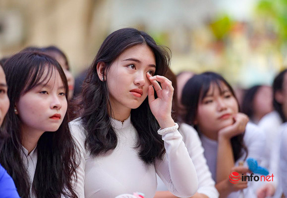 Những giọt nước mắt đã rơi trong ngày bế giảng.