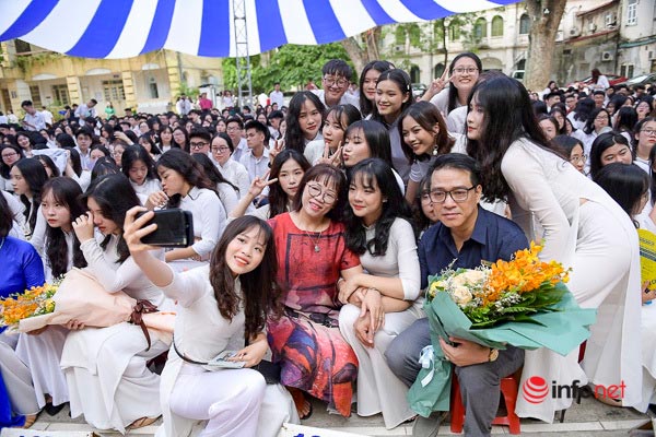 Học sinh 12D5, trường&nbsp;THPT Việt Đức chụp cùng nhau bức ảnh kỷ niệm.