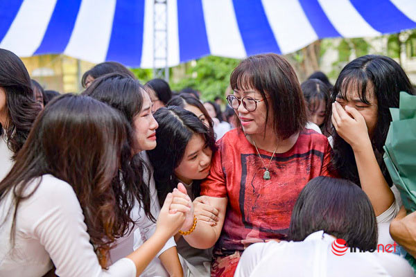 Cô giáo&nbsp;Nguyễn Mai Hạnh nghẹn ngào tâm sự cùng các em học sinh.