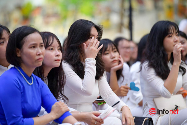 Nữ học sinh bật khóc trong buổi chia tay mái trường.