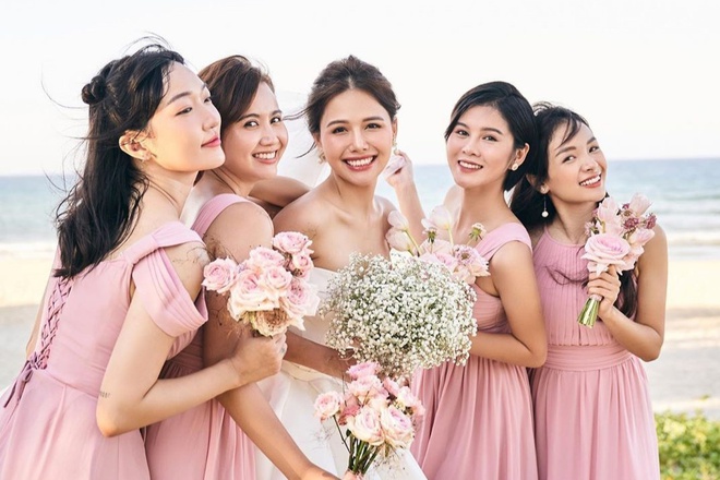Nữ diễn viên Phanh Lee (váy trắng) trong đám cưới tháng 6 vừa qua