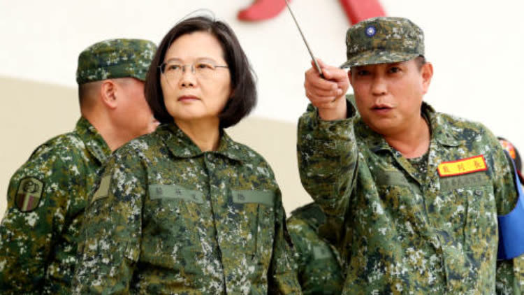 Lãnh đạo Đài Loan – bà Thái Anh Văn – trong một cuộc họp với quan chức phòng vệ (ảnh: NI)