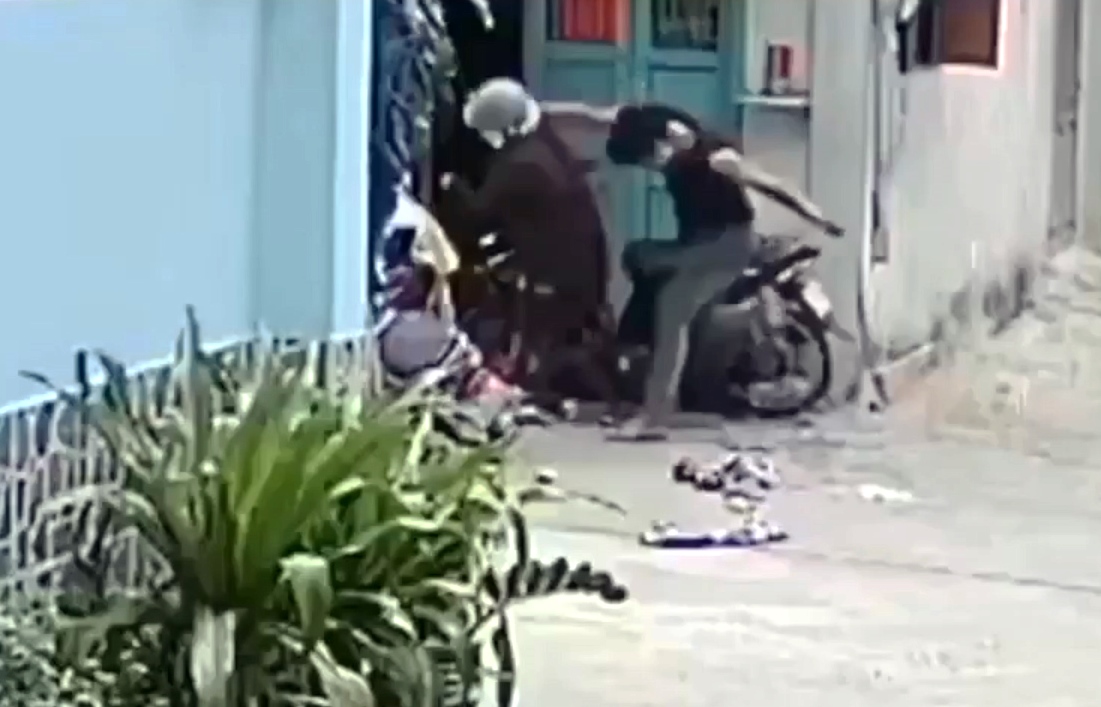 Vợ chồng ông Quý bị con trai đánh ngã dúi dụi trước cửa nhà