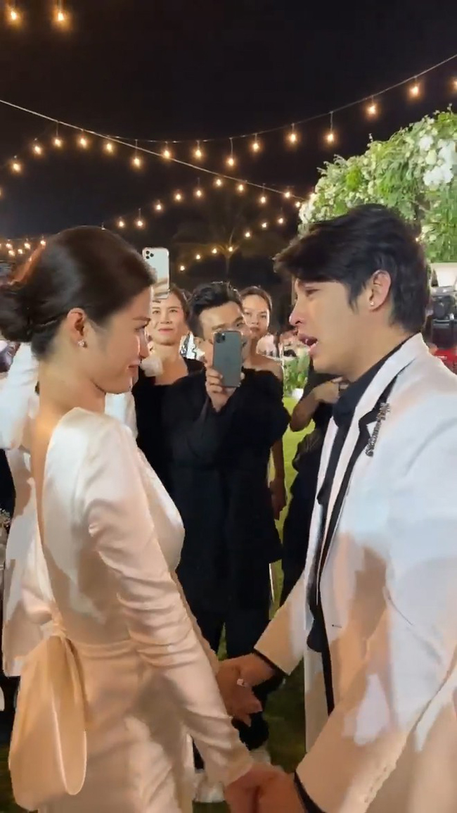 Giọng ca &#34;Thương em là điều anh không thể ngờ&#34; có mối quan hệ rất thân thiết với đàn chị Đông Nhi. Trong tiệc cưới của Đông Nhi, Noo khi say đã khóc khi chứng kiến ngày trọng đại của người chị gắn bó nhiều năm trong nghề.

