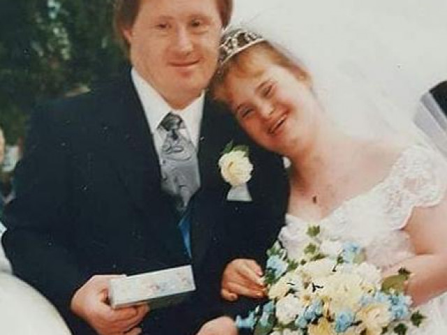 Bạn trẻ - Cuộc sống - Mẹ bị chỉ trích vì để con gái mắc bệnh Down kết hôn, ngày được ngỏ lời cô gái sốc