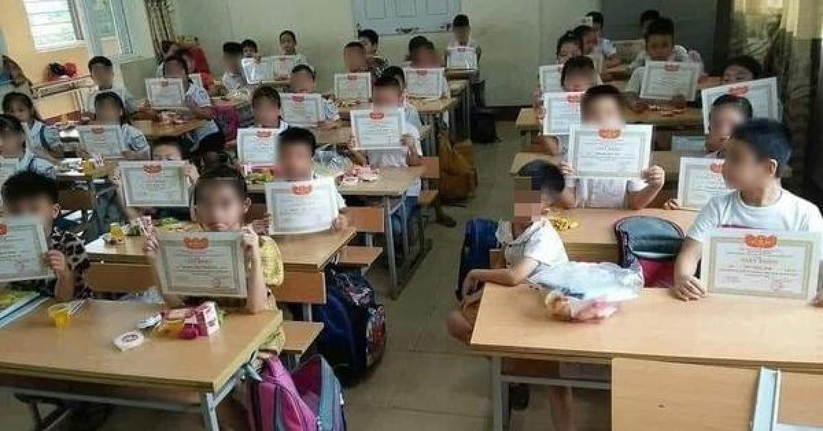 Giáo dục - du học - Con em chúng ta có thực sự giỏi khi giấy khen phủ kín lớp học?