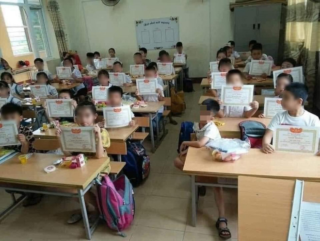 Hình ảnh gây tranh cãi trên mạng xã hội trong lớp chỉ có 1 học sinh không có giấy khen (Ảnh đã được làm mờ gương mặt học sinh so với bản gốc). Ảnh: TL