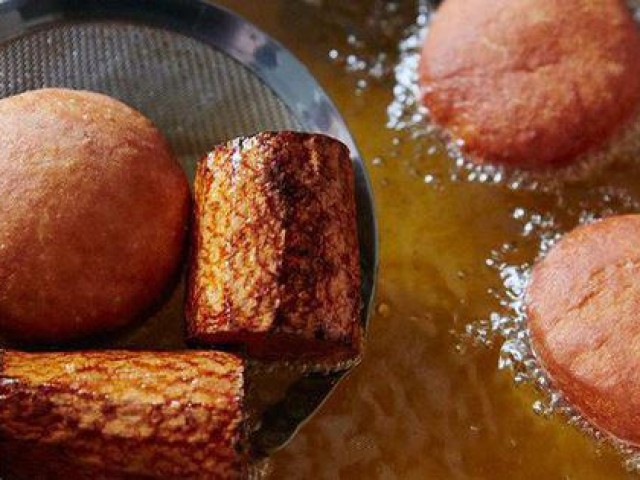 Ẩm thực - Thả vài khúc thứ củ màu cam này vào chảo dầu sôi, điều kỳ diệu xảy ra với món rán khiến chị em nào cũng tức tốc làm theo