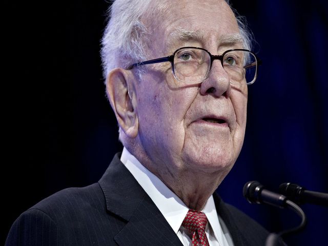 Tỷ phú Warren Buffett bất ngờ bị “đánh bật” khỏi vị trí 5 người giàu nhất hành tinh