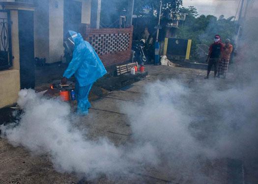Nhân viên y tế phun thuốc diệt muỗi vằn tại tỉnh Đông Java - Indonesia nhằm ngăn chặn sốt xuất huyết. Ảnh: AP