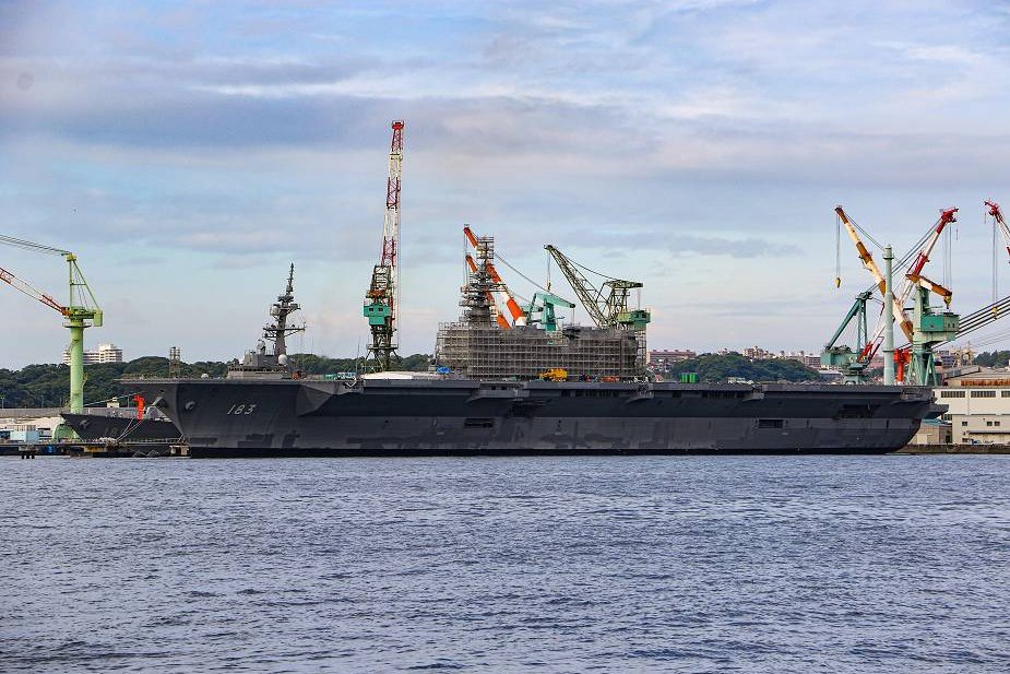Tàu khu trục đa năng JS Izumo của Nhật đang được hoán cải thành tàu sân bay hạng nhẹ tại nhà máy đóng tàu ở Yokohama.