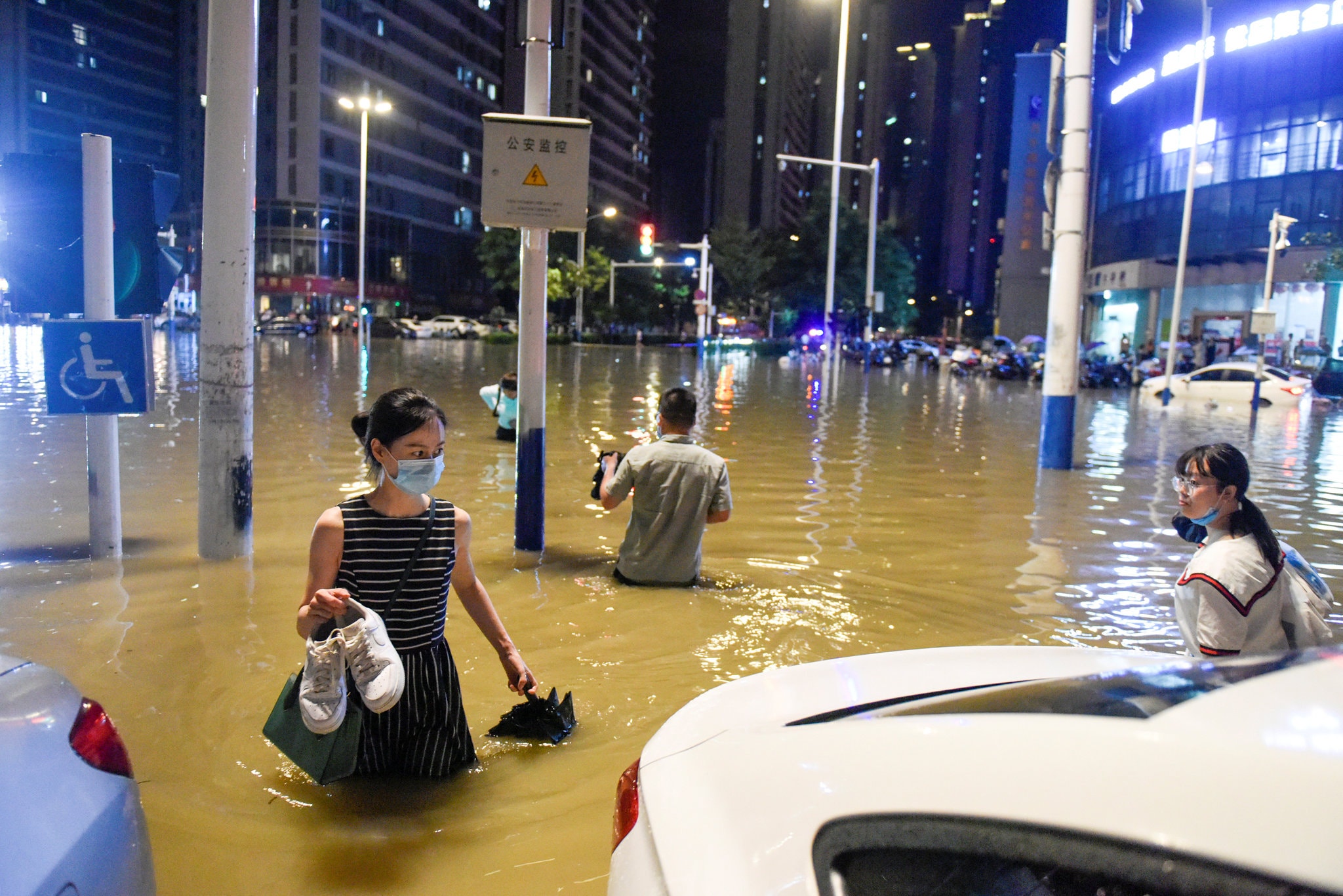 Ситуация в дубае сегодня с наводнением. Наводнение в Китае 2020. Наводнение Янцзы. Китай метро наводнение. Наводнение в Китае 2021.