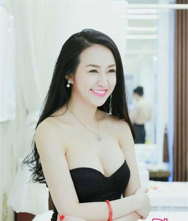 Thu Hương là một trong những hot girl đời đầu tại Hà thành, cô sở hữu nhan sắc ngọt ngào, gu thời trang quyến rũ. 
