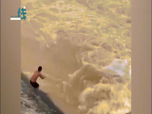 Thế giới - TQ: Ham bắt cá lớn, người đàn ông bị nước lũ "nuốt chửng" trong vài giây