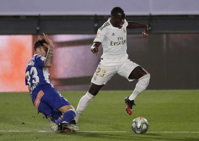 Ferland Mendy mang về quả penalty cho Real Madrid