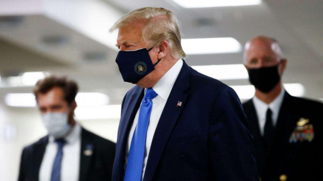 Tổng thống Donald Trump lần đầu tiên đeo khẩu trang nơi công cộng vào ngày 11-7, khi ông viếng thăm Trung tâm Quân Y Quốc gia Walter Reed (WRNMMC). Ảnh: AP