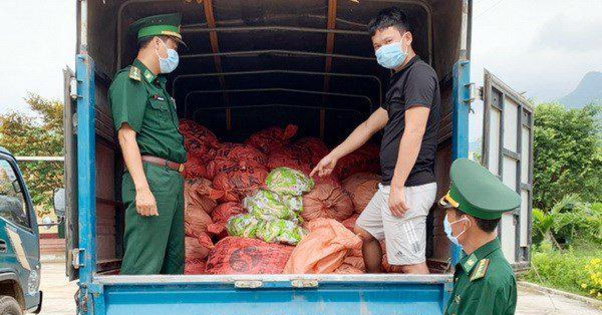 Thị trường - Tiêu dùng - Khám xét hai xe tải lạ đỗ ven đường, Bộ đội biên phòng phát hiện thứ bất ngờ