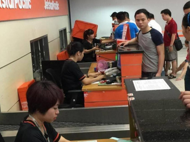 Tin tức trong ngày - Cả đoàn khách tá hoả vì đến sân bay mới biết không có chỗ