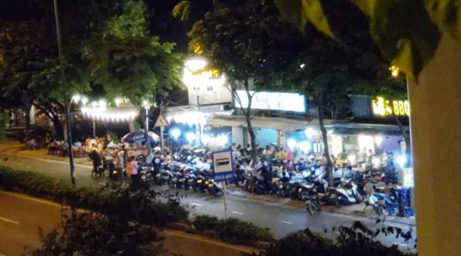 Xe máy&nbsp;của khách được dựng ra tận làn đường dành cho xe máy. Ảnh: T.SANG