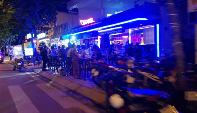 Quán này mở nhạc khá to với ánh sáng đủ màu sắc cho khách nhậu tới tận hơn 2h sáng. Ảnh: T.SANG