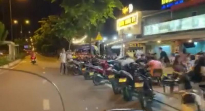 Quán nhậu ngang nhiên dụng xe máy của khách tràn ra mặt đường Phạm Văn Đồng. Ảnh: T. SANG