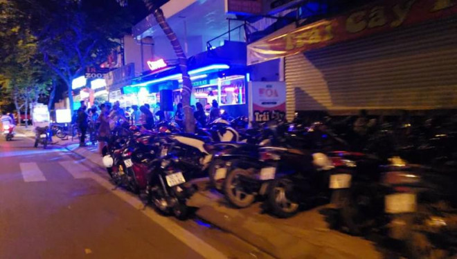 Một quán nhậu tại gần cầu Rạch Lăng cũng dựng xe máy ra tận sát mép đường dành cho xe máy. Ảnh: T.SANG