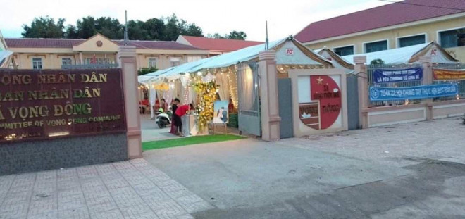 Lãnh đạo UBND xã Vọng Đông xác nhận có cho mượn sân nhà văn hóa để tổ chức đám cưới. Ảnh: H.D