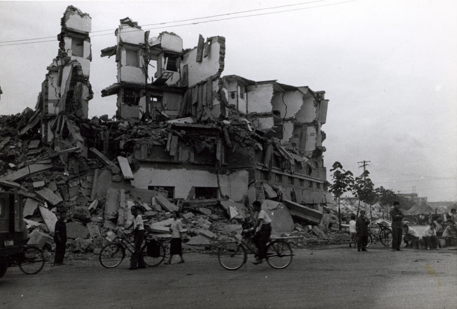 Một tòa nhà bị phá hủy sau trận động đất năm 1976 tại TP Đường Sơn. Ảnh: China Foto Press
