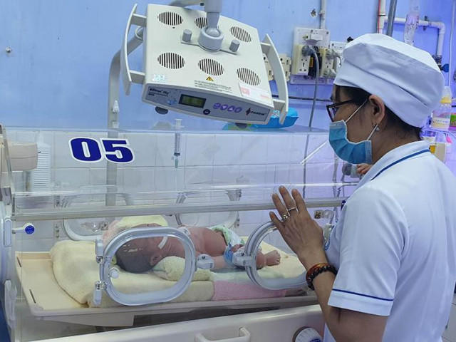 Tin tức trong ngày - Một bé trai sơ sinh bị bỏ trong túi ni lông đặt bên hông nhà