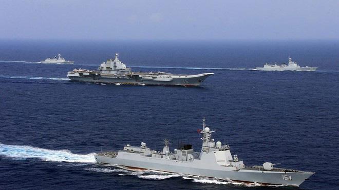 Tàu sân bay Liêu Ninh trong cuộc tập trận hồi tháng 4-2018. Ảnh: Reuters
