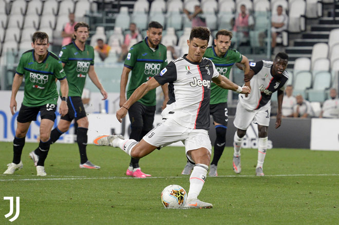Ronaldo lập cú đúp phạt đền trong trận đấu gặp Atalanta